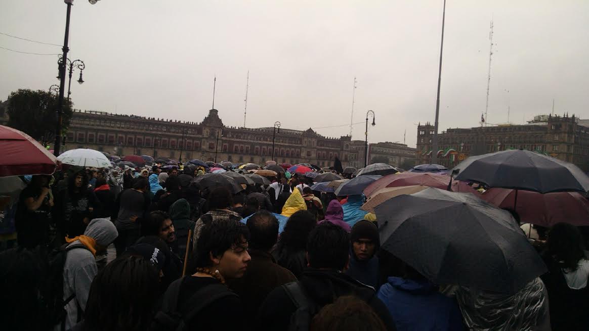 manifestación Zócalo DF Ciudad de México lluvia