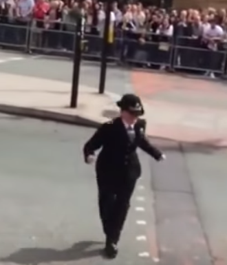 policía baila en marcha gay