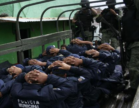 policías-detenidos
