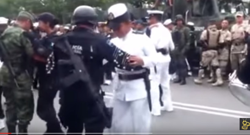 soldados policias bailando
