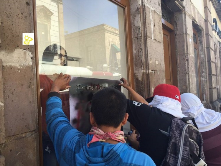 Grafiteando Y Encapuchados Miles De Normalistas Llegan Al Centro De Morelia 4