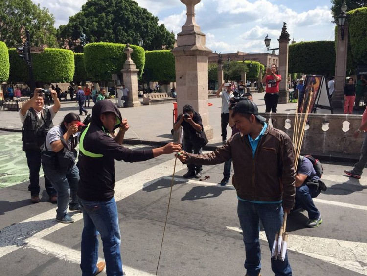 Les Explotan Cohetones Dentro De Camioneta A Normalistas En Plena Manifestación