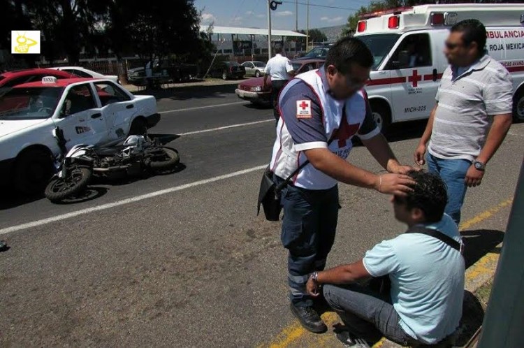 #Morelia Taxista Invade Carril Y Provoca Que Motociclista Se Accidente
