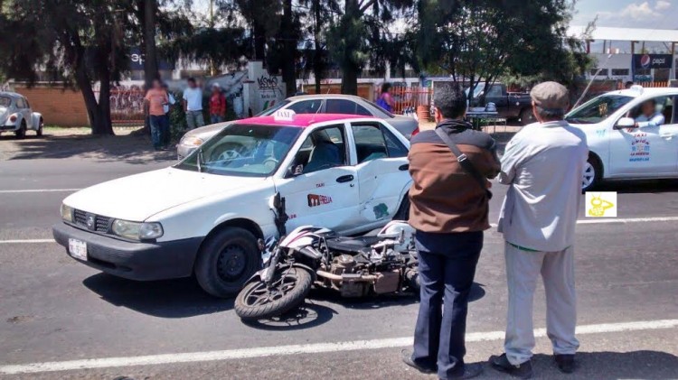 #Morelia Taxista Invade Carril Y Provoca Que Motociclista Se Accidente