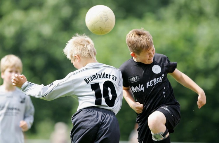 niños futbol cabezasos