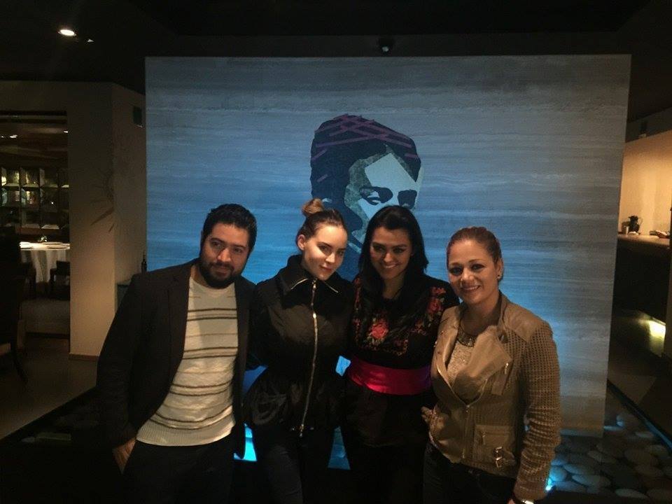 Belinda y la secretaria de Turismo de Michoacán, Liliana López, con directivos del restaurante Frida //Foto: Restaurante Frida