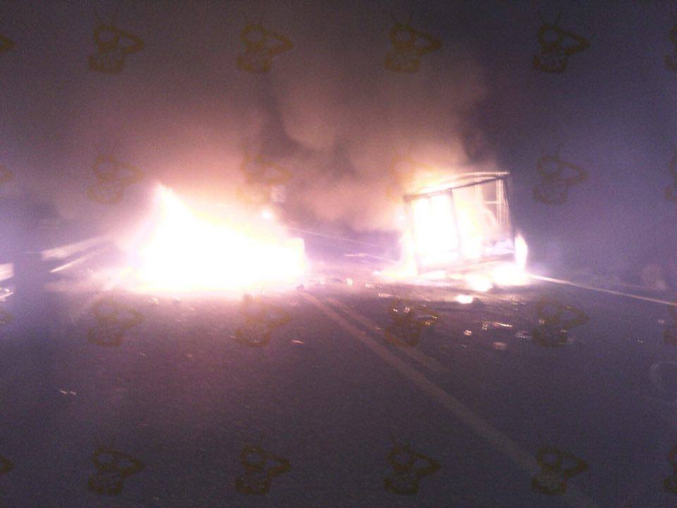 camion y coche quemándose en la siglo XXI2