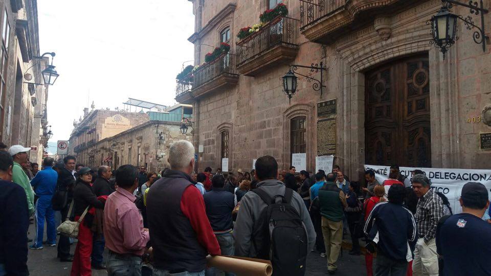 La tarde de este miércoles y tal como lo había anunciado Eugenio Rodríguez, secretario Técnico “A” de la CNTE, decenas de maestros democráticos bloquearon la calle Allende