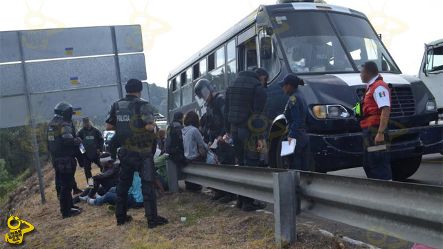enfrentamiento-indigenas-normalistas-Caseta-Zirahuen-granaderos-4