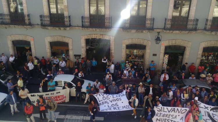 manifestantes afuera del congreso