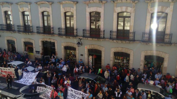 manifestantes afuera del congreso2