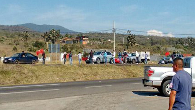 normalistas-carretera-Morelia-Patzcuaro