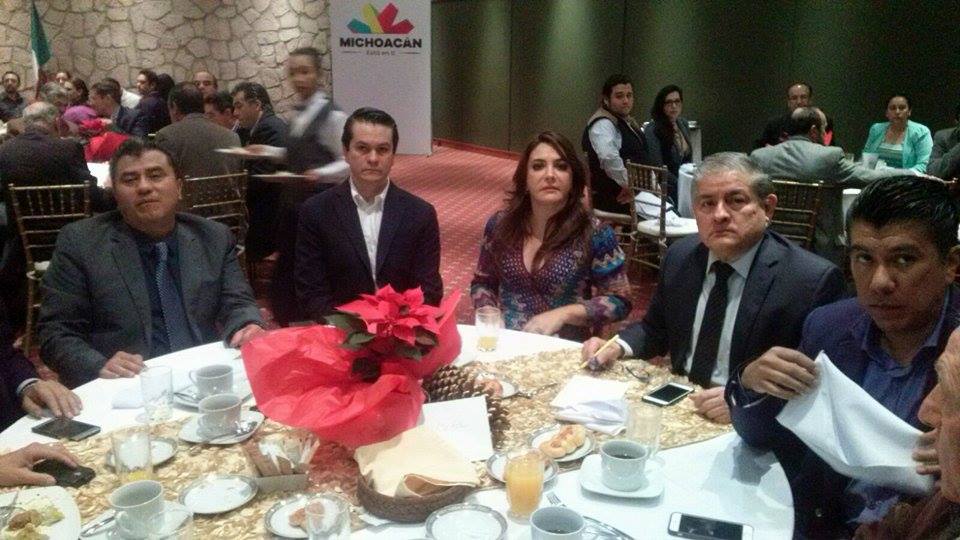 De izquierda a derecha los directores de los medios La Jornada (Juan Manuel Venegas), álvaro Medina (La Voz), Isllaly Belmonte ( CB Televisión), Francisco García Davish (Quadratín), y Alonso Medina ( Provincia)