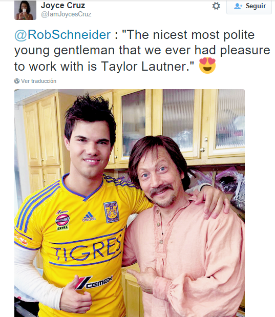 taylor lautner con la playera de tigres2