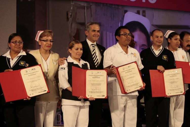 Miguel Ángel Mancera pide a las enfermeras que apoyen a la marihuana medicinal