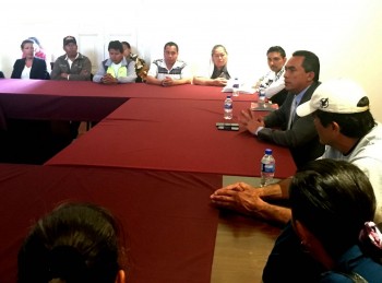 El secretario de Gobierno de Michoacán reunido con los padres de los normalistas encarcelados // ESPECIAL