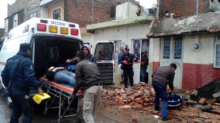 JACONA Mujer se cae con todo y barda desde la azotea de su hogar en Jacona