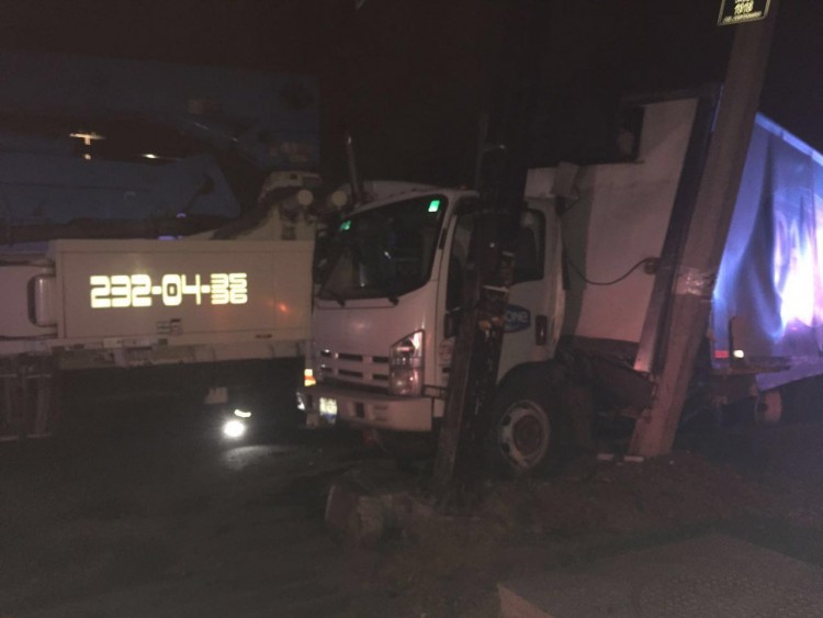 choque grúa y camión de lácteos