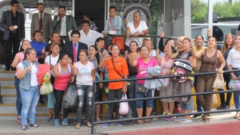 Raymundo-Arreola-con-mujeres-detenidas-de-Mugica-liberadas-PGJ