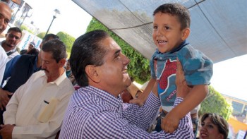 Silvano-Aureoles-con-un-niño