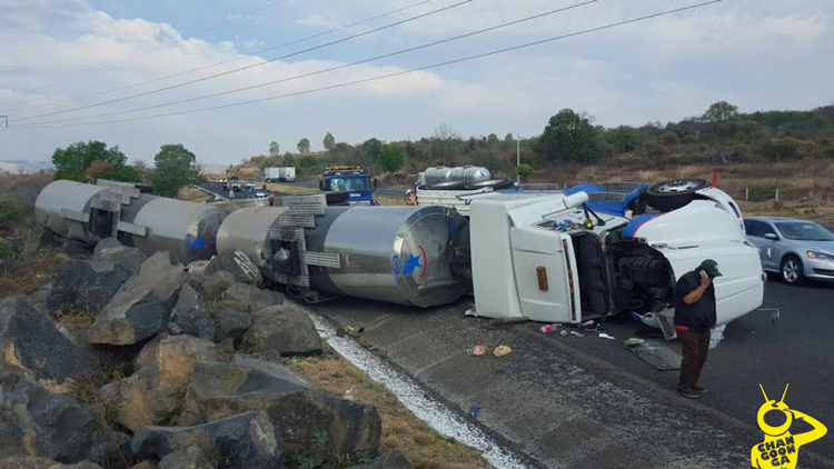 accidente-de-pipa-en-el-libramiento-de-tiripetio