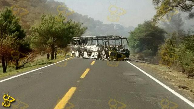 autobus-incendiado-Chilchota-narcobloqueos-Michoacan-3
