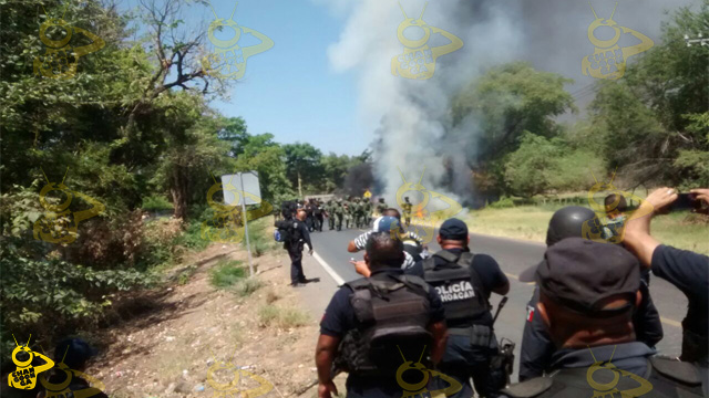 bloqueo-incendio-vehículo-Pinzandaro-Michoacan