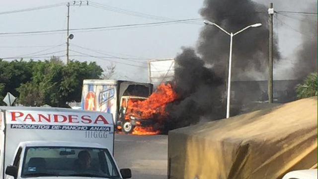 camion-incendiado-cerveza-Estrella-Michoacan-narcobloqueos