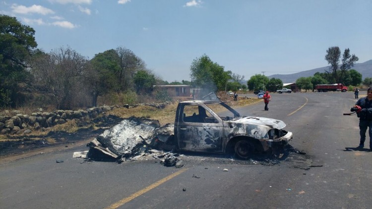 camioneta quemada en Tiripetío