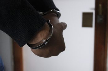 detenido esposado 3