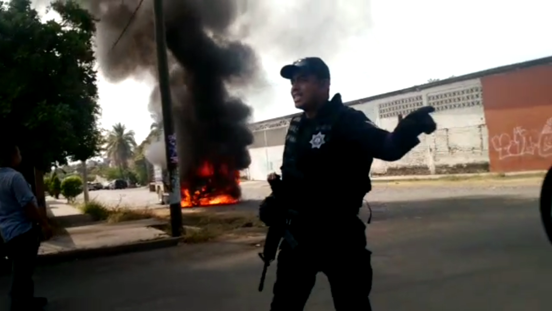 Incendio camión Santorini Apatzingán