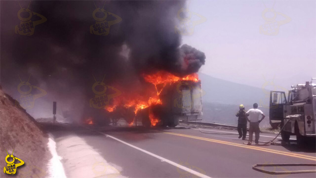narcobloqueos-Michoacan-incendio-vehiculos