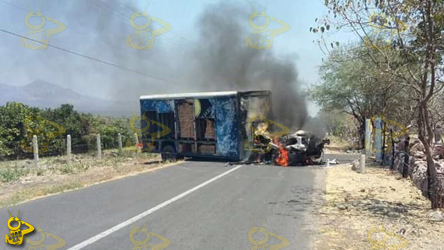 narcobloqueos-Tierra-Caliente-Michoacan-camion-Corona-2