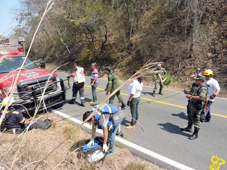 ARTEAGA-Camioneta-cae-a-un-barranco