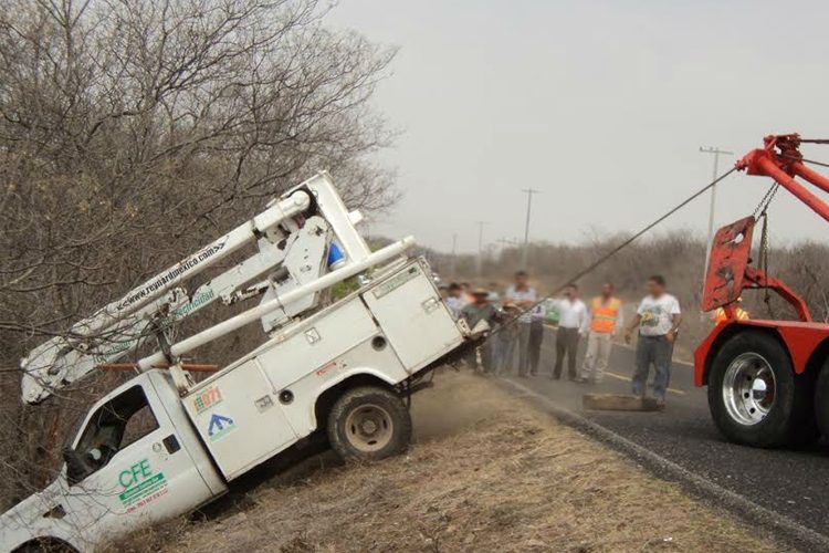 CFE-sufren-accidente-vial,-resultan-ilesos