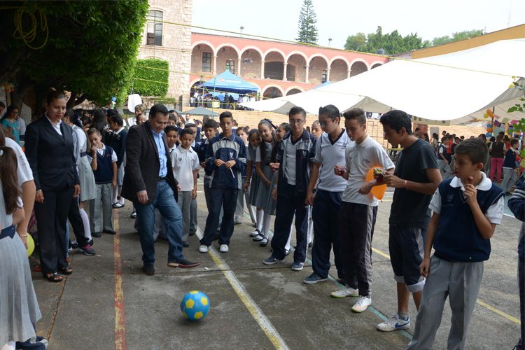 Estudiantes-el-fomento-de-adotar-un-árbol