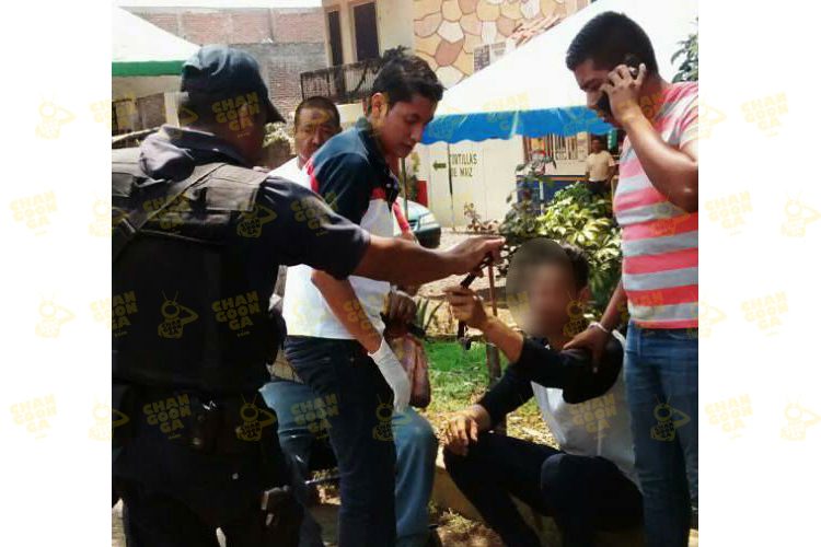 Motocisclista-choca-contra-auto-resultó-ileso