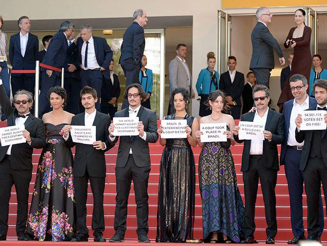 actores-Cannes-protesta-Brasil-2