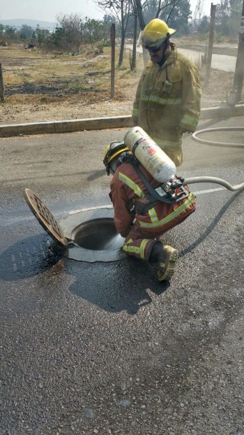 bomberos en alcantarillas