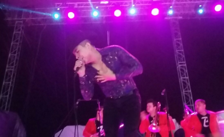 el bebeto llega tarde a la expo fiesta michoacan 2016