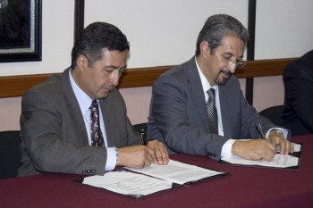 firma-convenio-Patzcuaro-UMSNH-Victor-Baez-y-Medardo-Serna