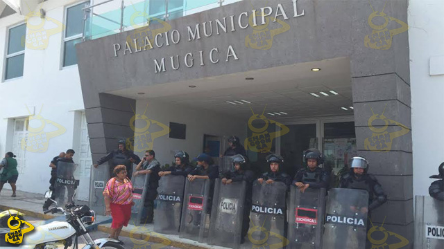 granaderos-Palacio-Municipal-Mugica