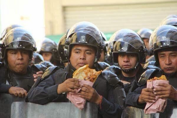 policias mexicanos comiendo