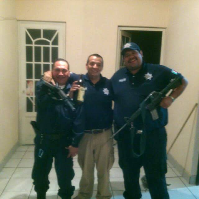 policias de villamar tomando
