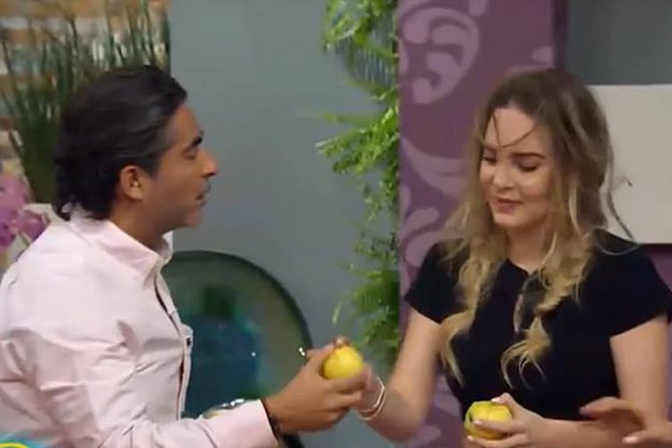 Belinda-Se-Vuelve-Viral-Por-Querer-Romper-Una-Manzana-Con-La-Frente-1