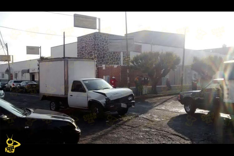 Choque-De-Ambulancia-Y-Una-Camioneta,-Deja-Solo-Daños-Materiales-2
