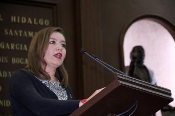 STAFF/@michangoonga Con el objetivo de promover acciones para garantizar el acceso de los niños a la información pública, el Pleno de la LXXIII Legislatura aprobó por unanimidad el dictamen con proyecto de decreto mediante el cual se reforman diversos artículos la Ley de los Derechos de Niñas, Niños y Adolescentes del Estado de Michoacán. La reforma permitirá que la difusión de la información institucional y la promoción de los derechos en sus portales de internet, sean colocados en una sección visible y de fácil acceso para garantizar que niñas, niños y adolescentes cuenten con los sistemas de apoyo que contribuyan a orientarlos en el conocimiento y ejercicio de sus derechos. Particularmente, para garantizar su derecho a la libertad de expresión, acceso a la información y sistema de apoyo para la expresión de su voluntad; debiendo ser también promocionados en las lenguas indígenas del Estado. Asimismo, el dictamen elaborado por las comisiones unidas de Derechos Humanos; y Jóvenes y Deporte, establece que la Procuraduría de Protección y cualquier persona interesada por conducto de esta, podrán promover ante las autoridades administrativas competentes la imposición de sanciones a los medios de comunicación en los términos que establece la Ley General y demás disposiciones aplicables. De igual forma, determina que la Procuraduría estará facultada para promover acciones colectivas ante el órgano jurisdiccional competente a fin de que ordene a los medios de comunicación que se abstengan de difundir información y contenido que vulnere los derechos de las niñas, niños y adolescentes y en su caso se reparen los daños que se pudieran haber ocasionado, sin menoscabo de las atribuciones que sobre esta materia tengan las autoridades competentes. En tribuna, la diputada Yarabí Ávila, promotora de la iniciativa apuntó la reforma será punta de lanza para que toda autoridad difunda la información institucional a través de sus páginas de Internet, en una sección de fácil acceso, lo que permitirá el desarrollo de sus capacidades, habilidades y conocimientos “para contribuir a orientarlos en el conocimiento de sus derechos y obligaciones como personas”. Asimismo, consideró que representa un importante avance al establecer “que los niñas, niños y adolescentes puedan conocer de forma amigable y sencilla la información institucional en los portales de páginas Internet oficiales, en sus distintas lenguas indígenas que son representativas en el estado como la purépecha, nahua, otomí, mazahua, matlatzinca o pirinda”, dijo.