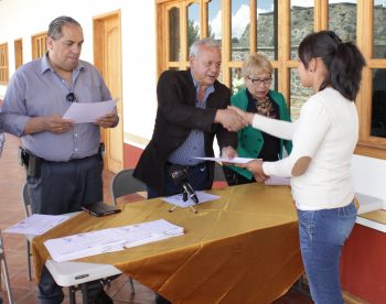 ENTREGAN CERTIFICADOS EN EL CENTRO DE DESARROLLO COMUNITARIO LA ERENDIRa