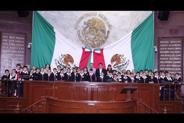 Ernesto-Núñez-comparte-experiencias-legislativas-con-niños-1