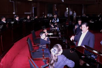 Ernesto-Núñez-comparte-experiencias-legislativas-con-niños-2